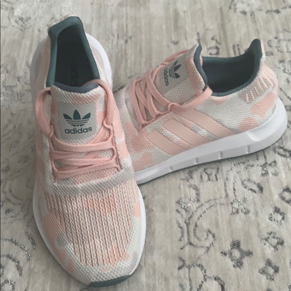 New in box peach and grey camo swift run sz 6